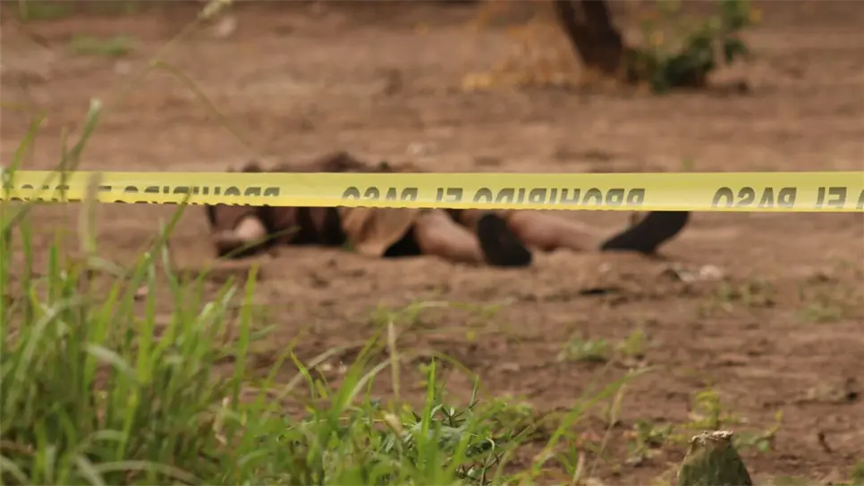 La víctima quedó tirada en el patio de la vivienda. FOTOS: Martín Ruiz.