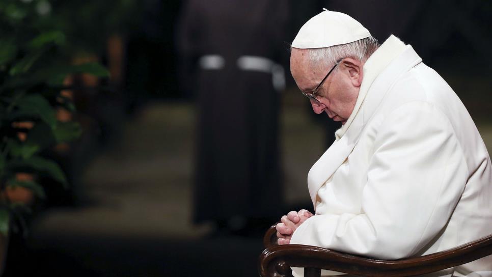 El Papa reza con niños mexicanos por víctimas del terremoto