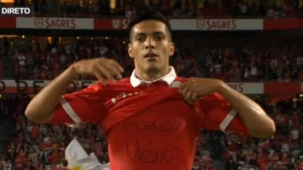 Delantero Raúl Jiménez anota gol y lo dedica a México