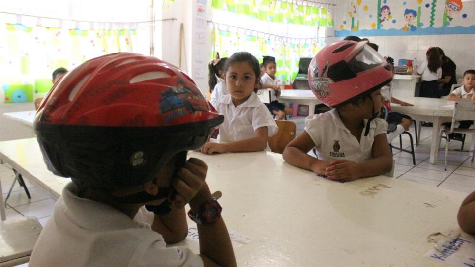 Acuden a clases con cascos en el kínder Justo Sierra