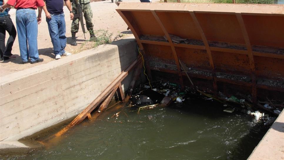 Flota cadáver dentro de canal de riego en Costa Rica