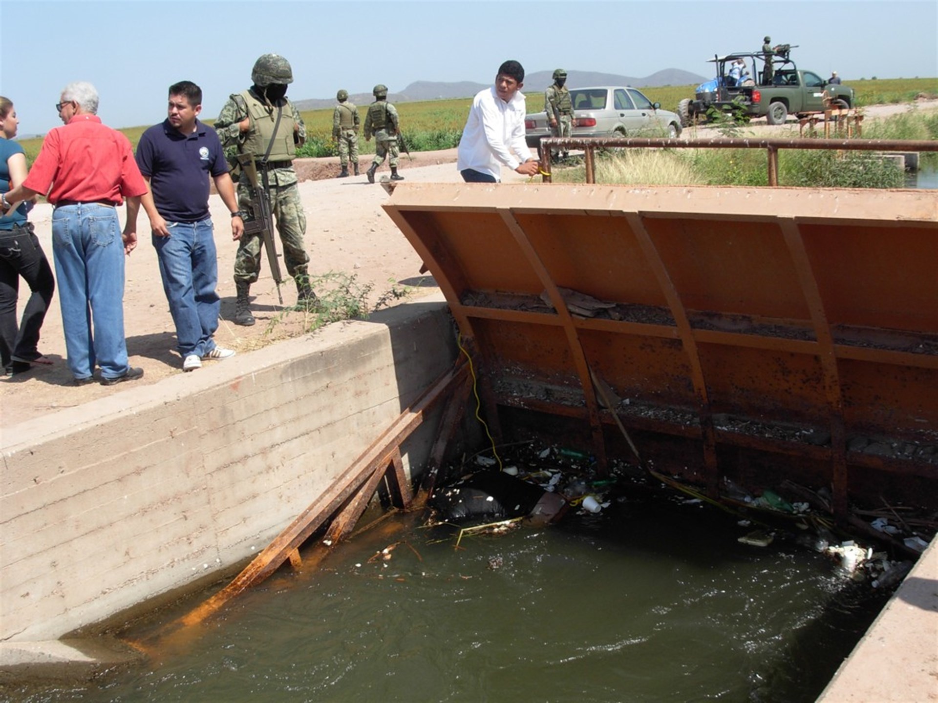 Flota cadáver dentro de canal de riego en Costa Rica