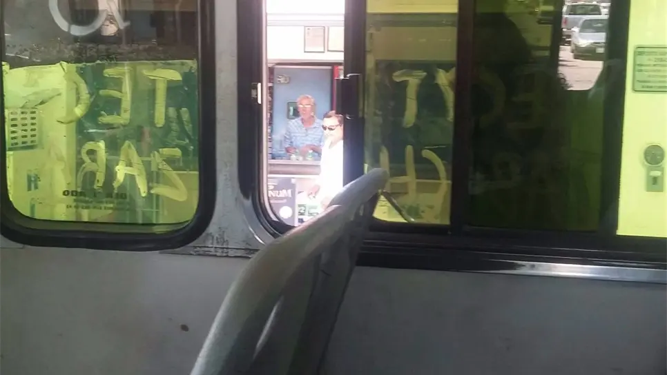 Momento en que el chofer del servicio público se bajó a comprar cerveza.