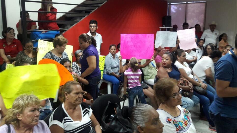 En medio de protestas, llevan a cabo sesión de Cabildo en Mazatlán
