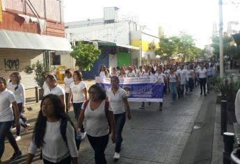 Marchan jóvenes de la UAS por la matanza de Tlatelolco