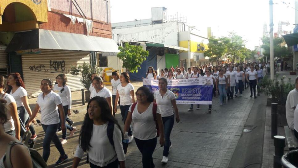 Marchan jóvenes de la UAS por la matanza de Tlatelolco