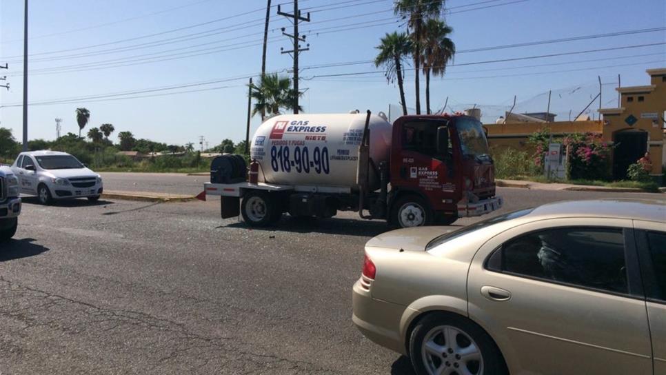 Pipa de gas choca y ocasiona carambola en Los Mochis