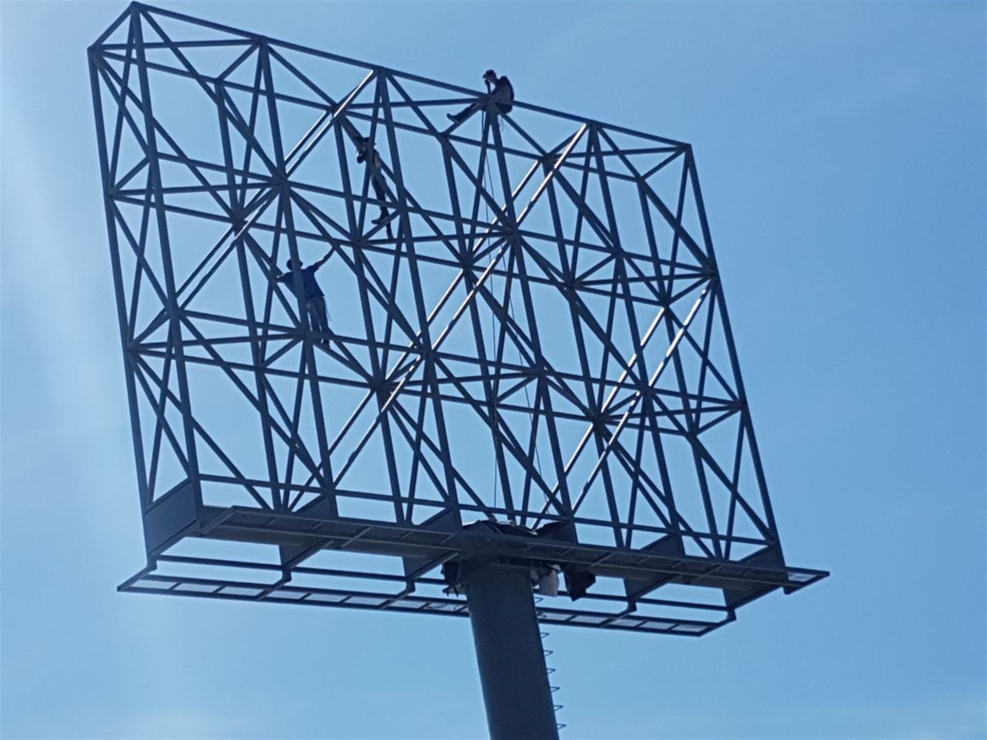 Suspende PC instalación de espectacular
