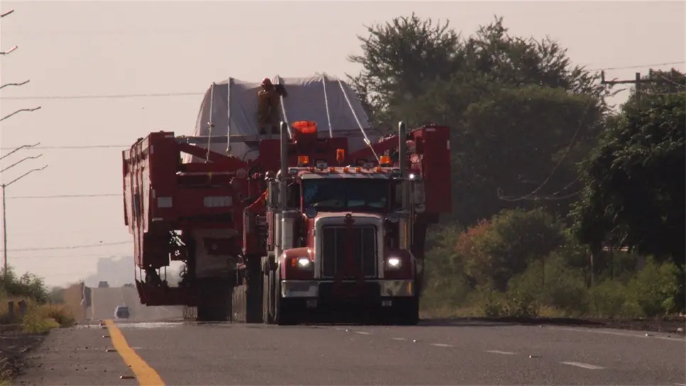 El traslado del generador. FOTOS: Martín Ruiz.