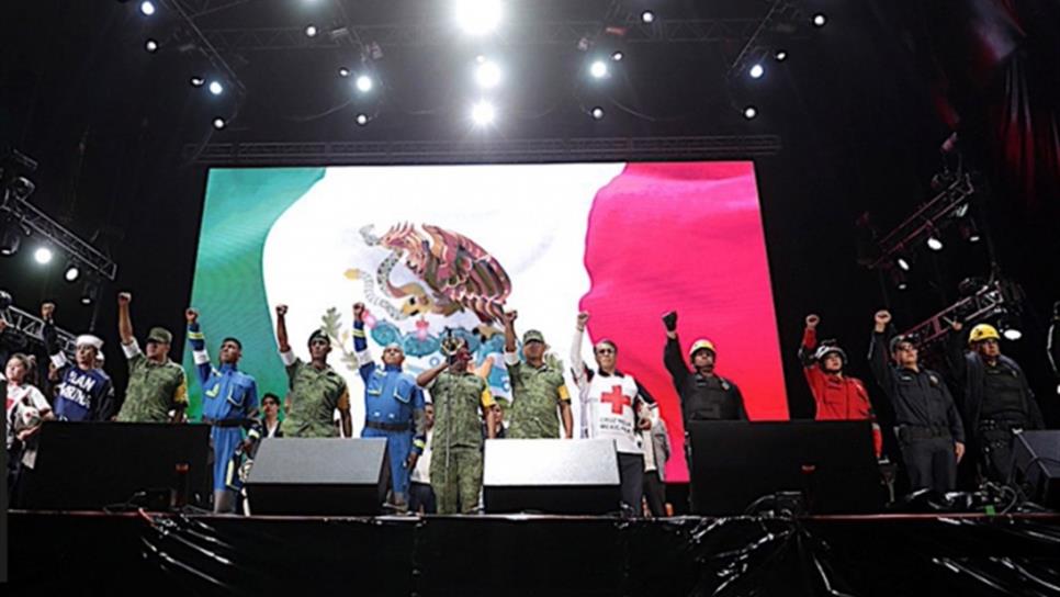 Rinden homenaje a víctimas de sismos durante concierto en Zócalo