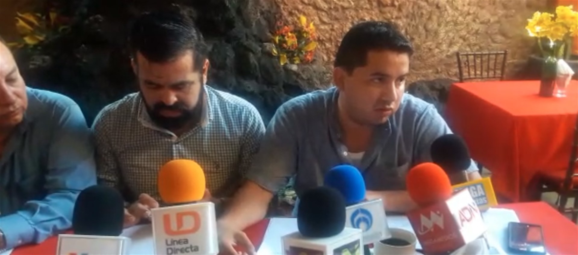 Denuncian hostigamiento maestros de Somos más que 53