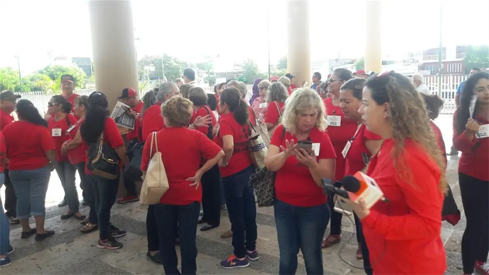 Se manifiestan en el Congreso maestros de Somos más que 53