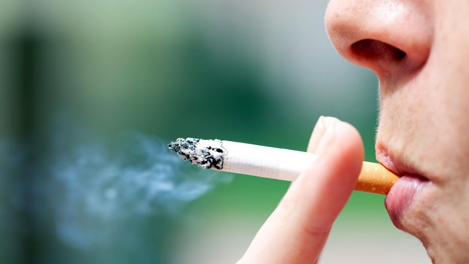 Químicos contenidos en cigarros adelantan menopausia en mujeres