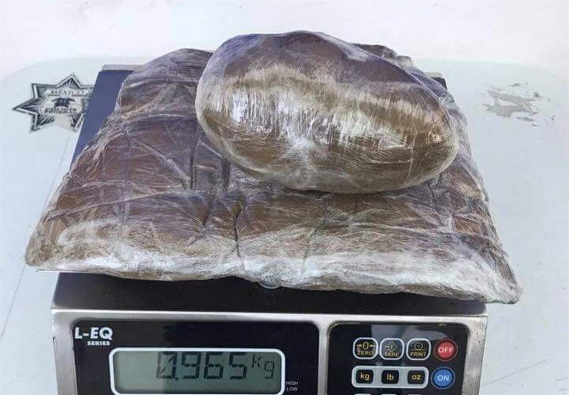 Detienen a mujer con casi un kilo de heroína en Tijuana