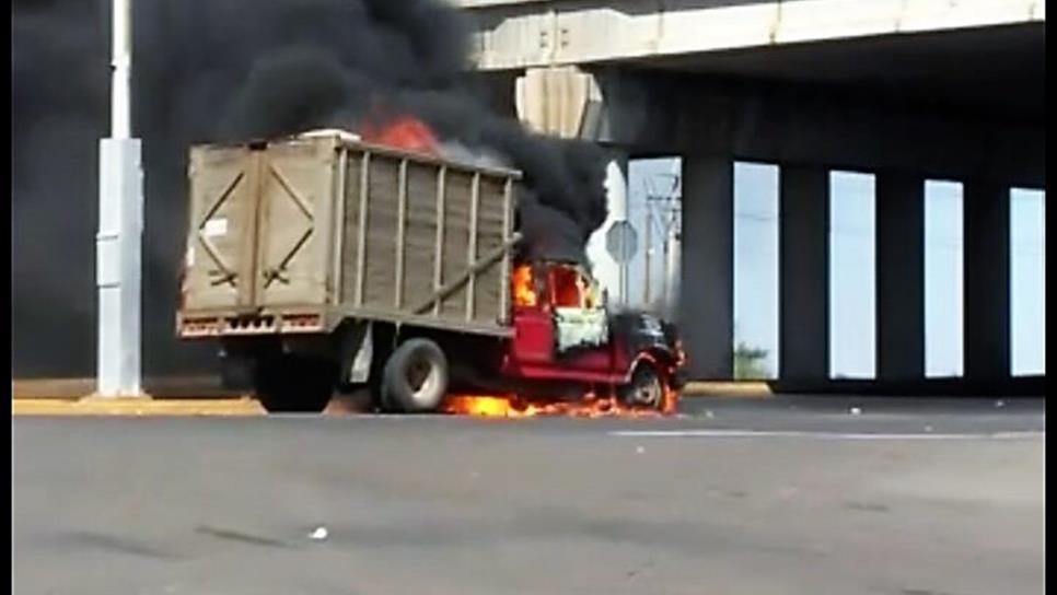 Se incendia camioneta en el Lienzo Charro