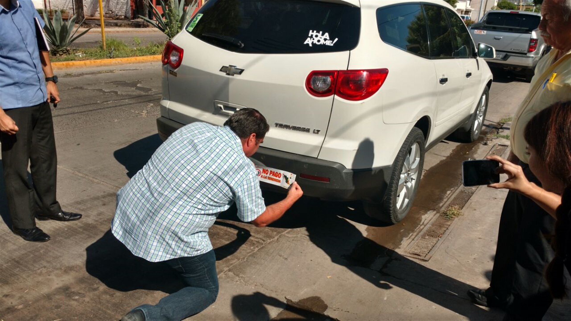 Inicia colocación de calcomanías en contra de pago de la tenencia