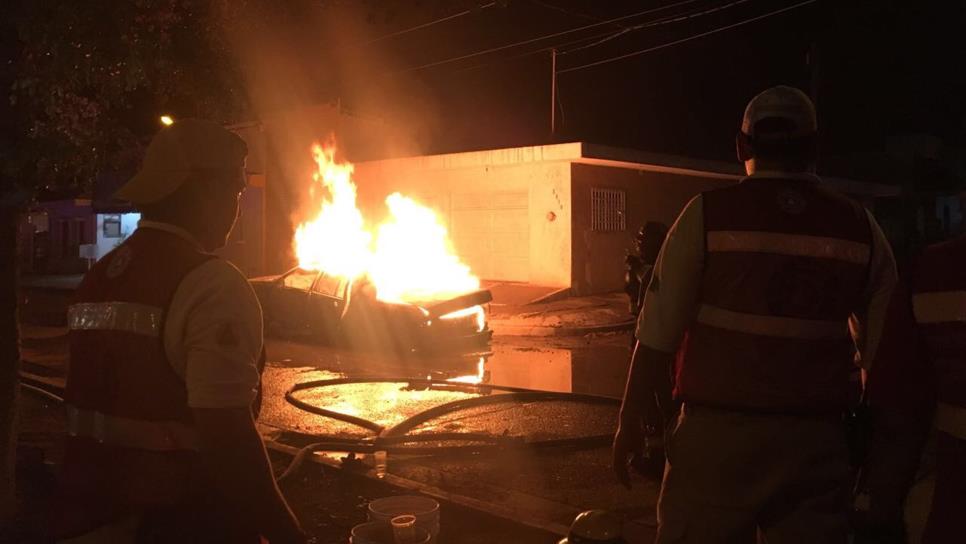 Se quema vehículo en el que transportaban gasolina robada