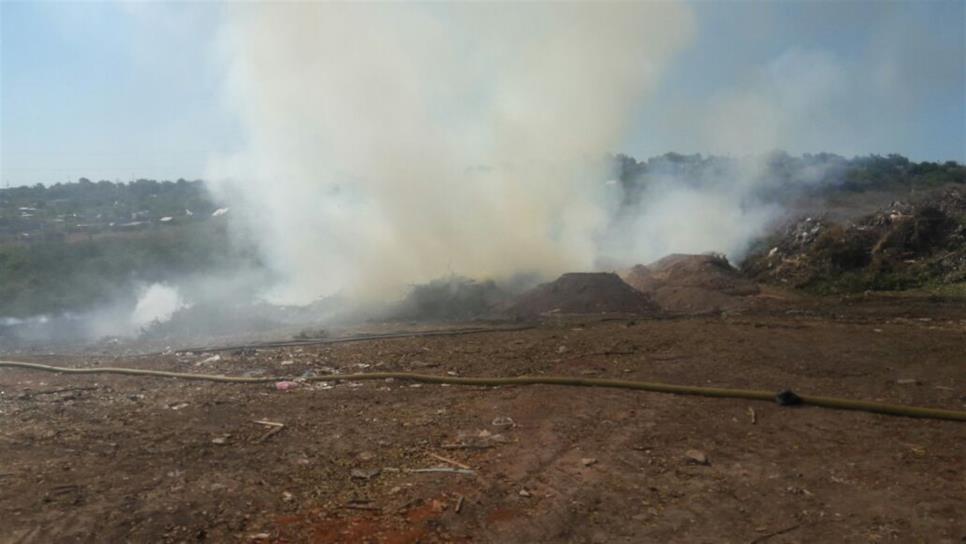 Se registra incendio a un costado del relleno sanitario en Culiacán