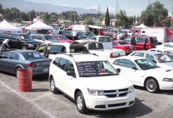 Alerta SAT sobre placas y engomados ilegales para autos importados