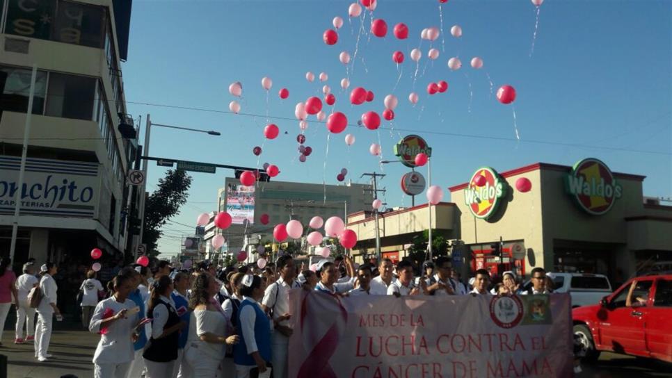 Marchan para prevenir el cáncer de mama en Culiacán