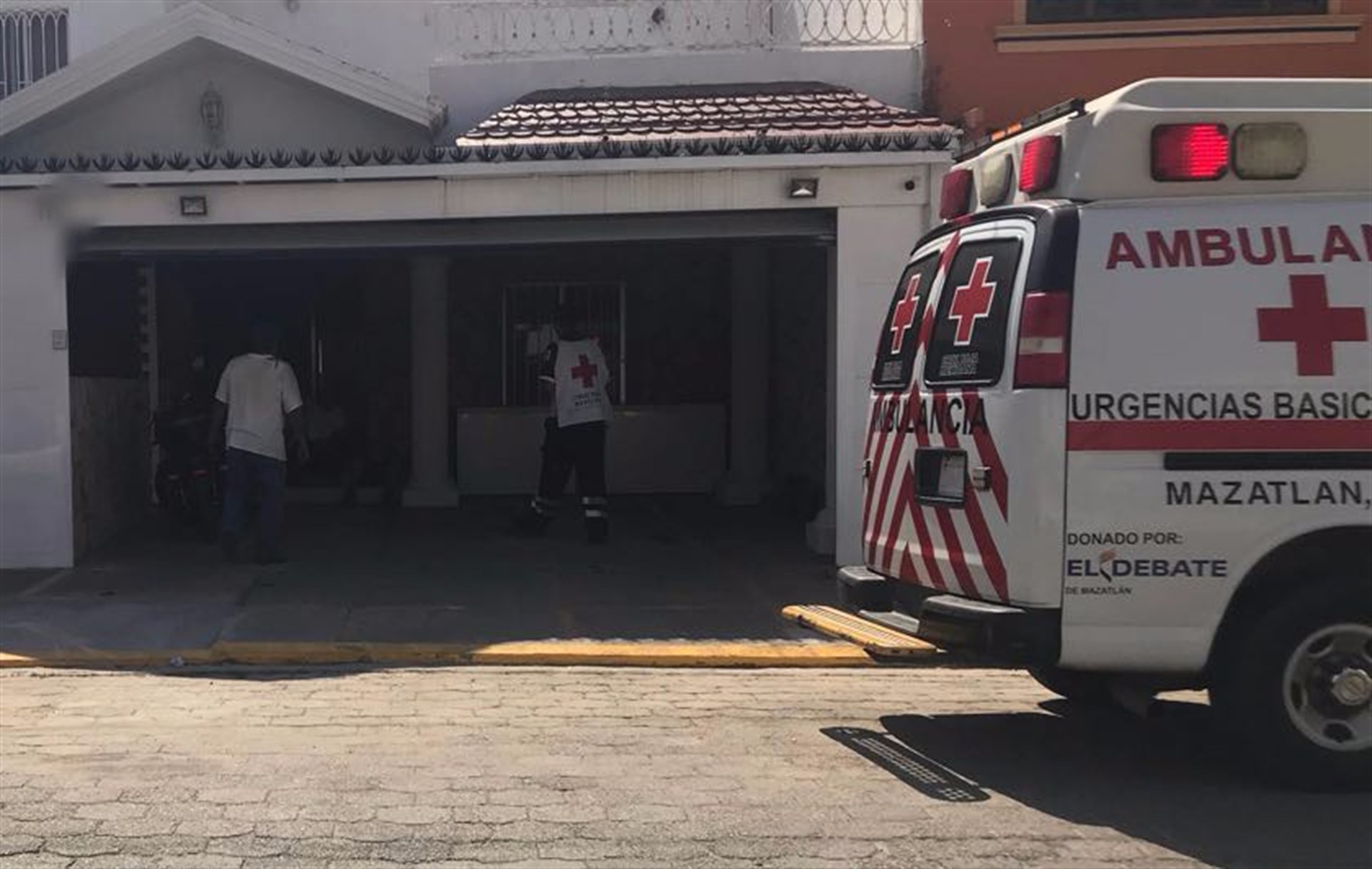Albañil se lesiona tras caer de una escalera