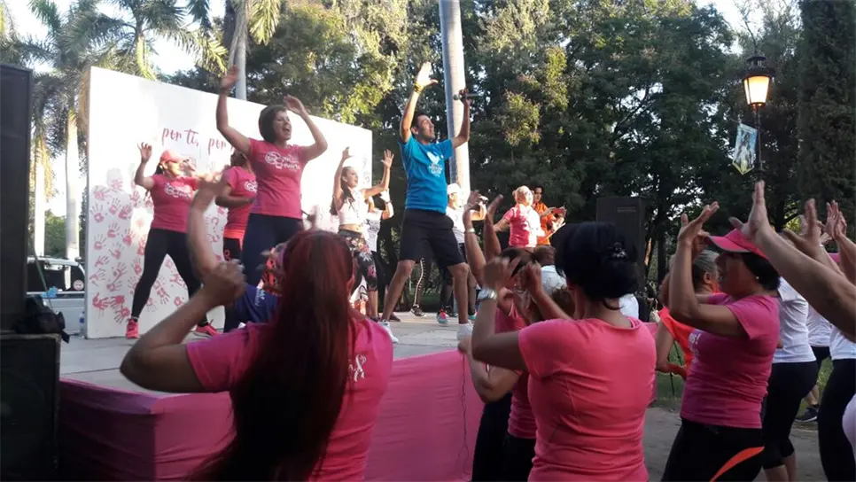 Realizan Zumba por ti, por mí y por todas en el Parque Sinaloa