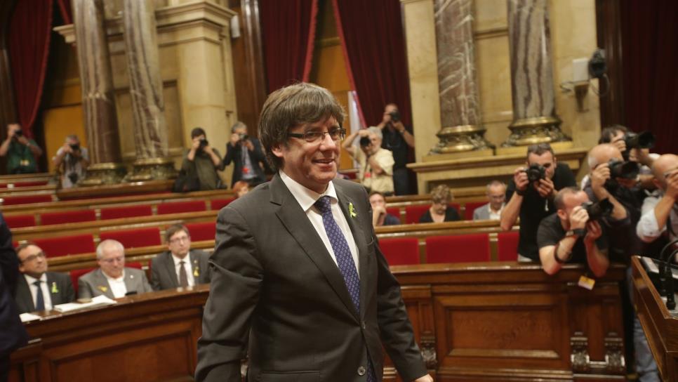 Puigdemont llama a rechazar intervención y crece tensión España-Cataluña