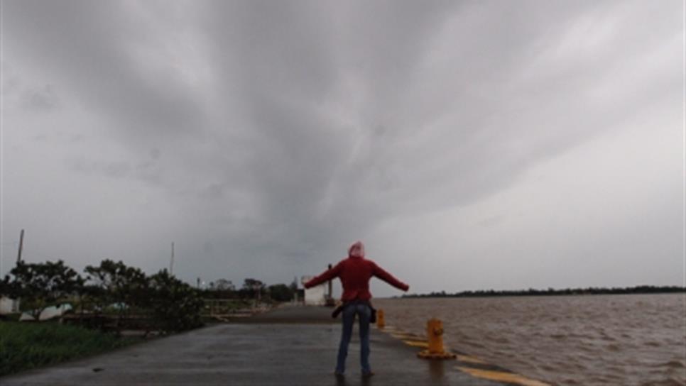 Ponen bajo alerta de tormenta tropical Cuba y partes de Florida