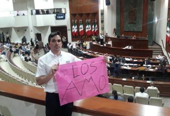 Ingresa al Congreso con mensaje de Los Amo, dirigido a los diputados