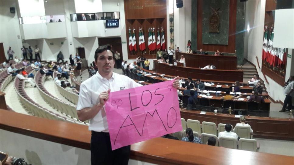 Ingresa al Congreso con mensaje de Los Amo, dirigido a los diputados