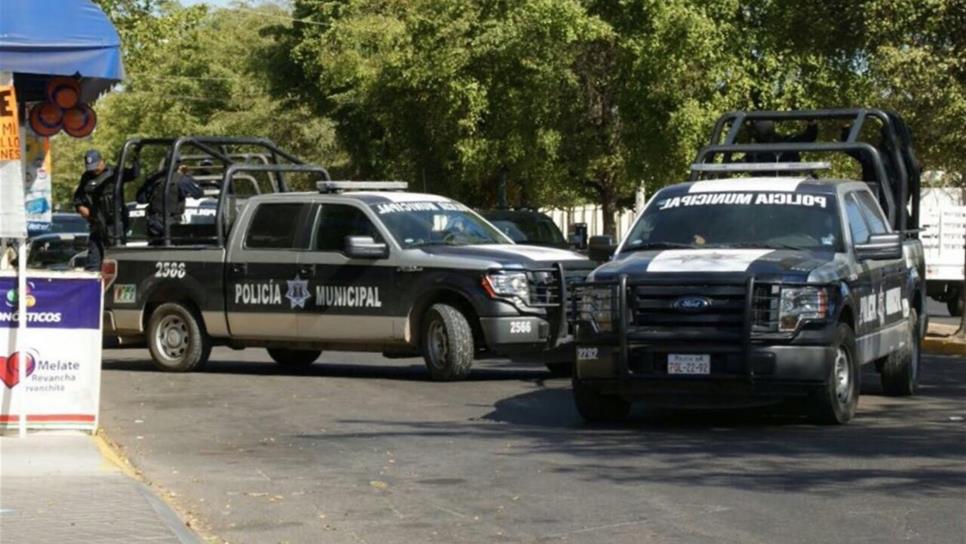 Policías detienen a 3 cuando robaban autopartes