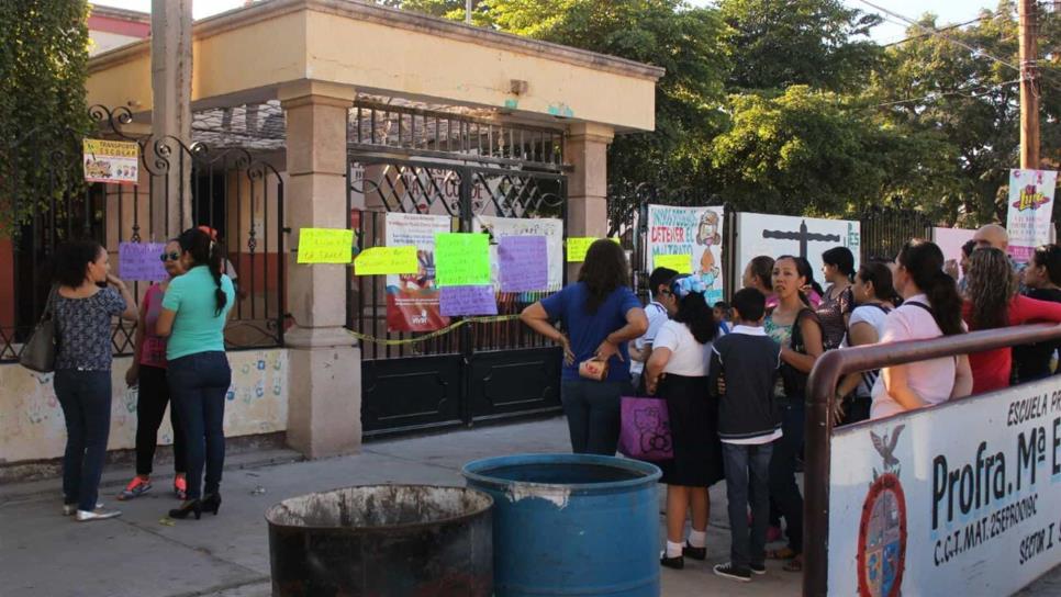 Madres de familia toman primaria en Los Mochis por insegura