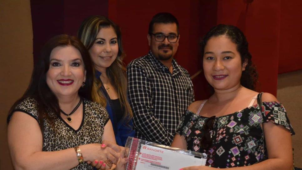 Rectora de UAIS entrega 214 becas de manutención