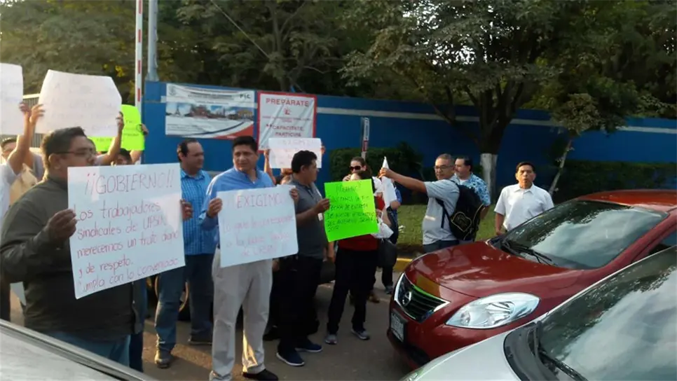 Bloquean trabajadores de Upsin acceso a la institución