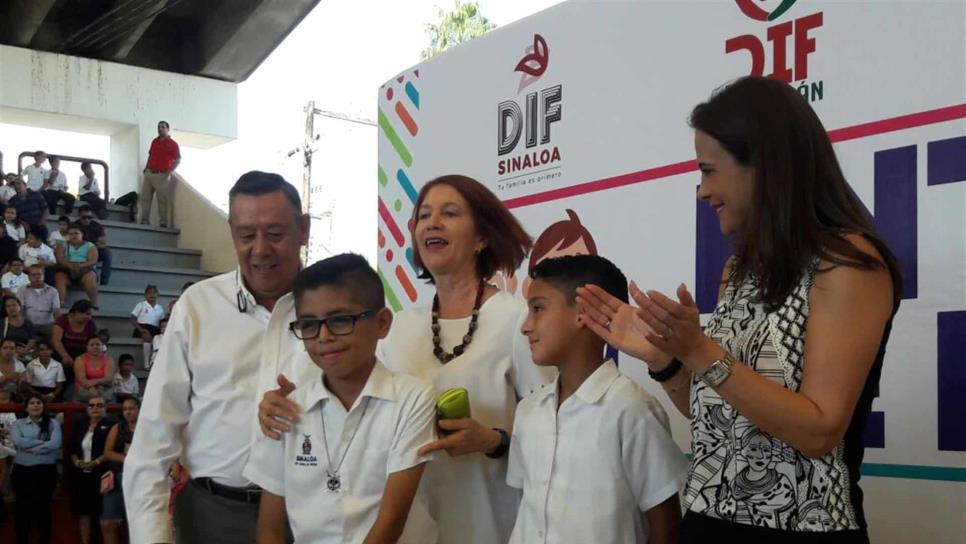 DIF Sinaloa entrega lentes en escuelas públicas