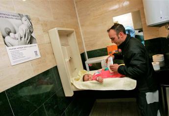 Debe haber cambiadores para bebés en baños de hombres