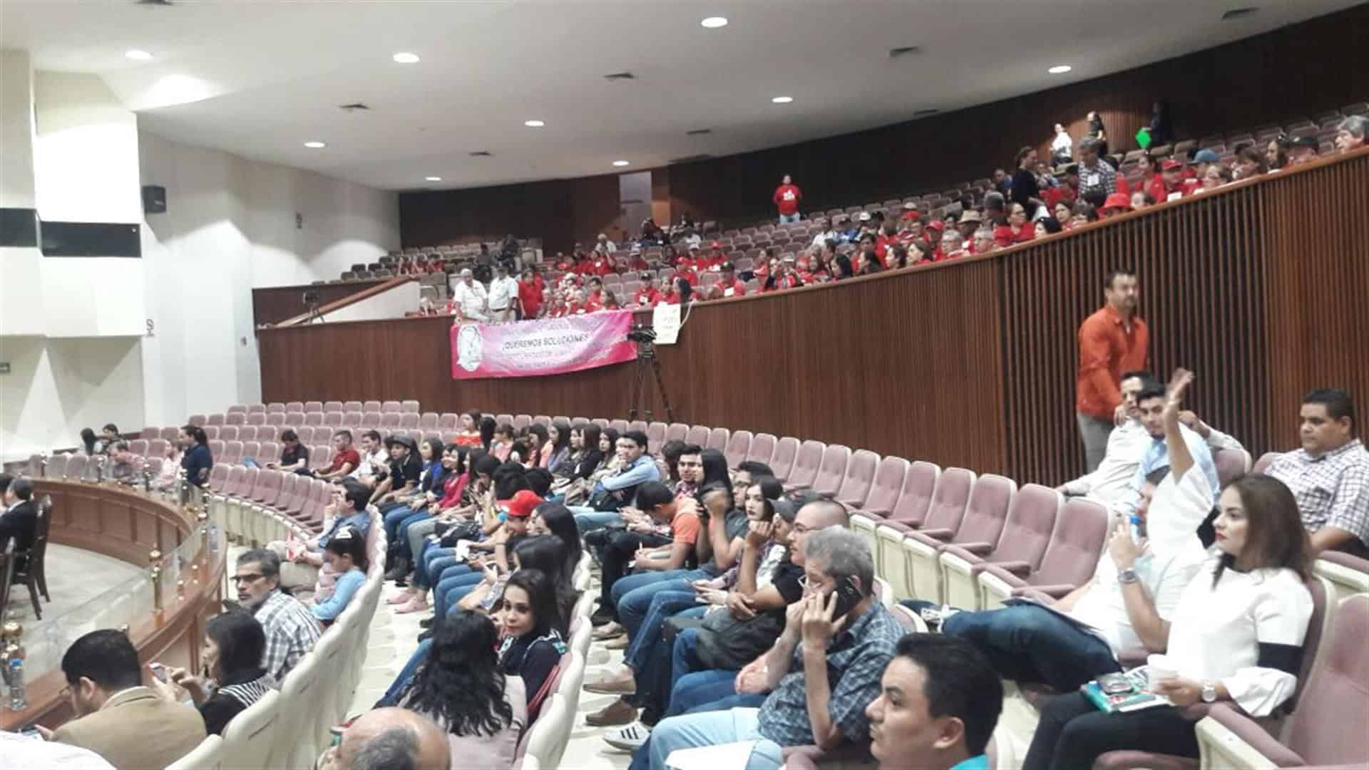 Docentes protestan en el Congreso del Estado.