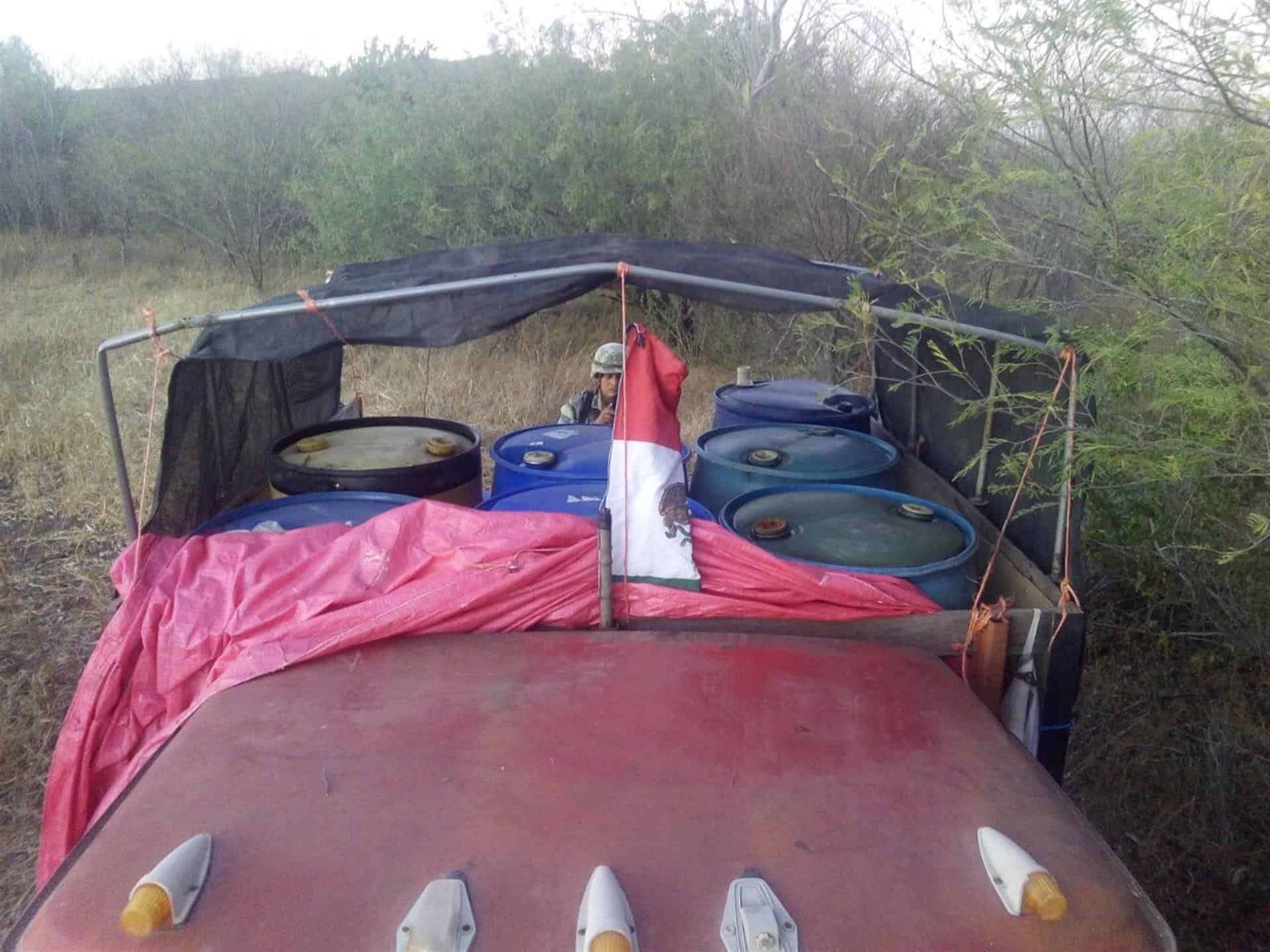 Aseguran camioneta con mil 500 litros de gasolina robada en Mocorito
