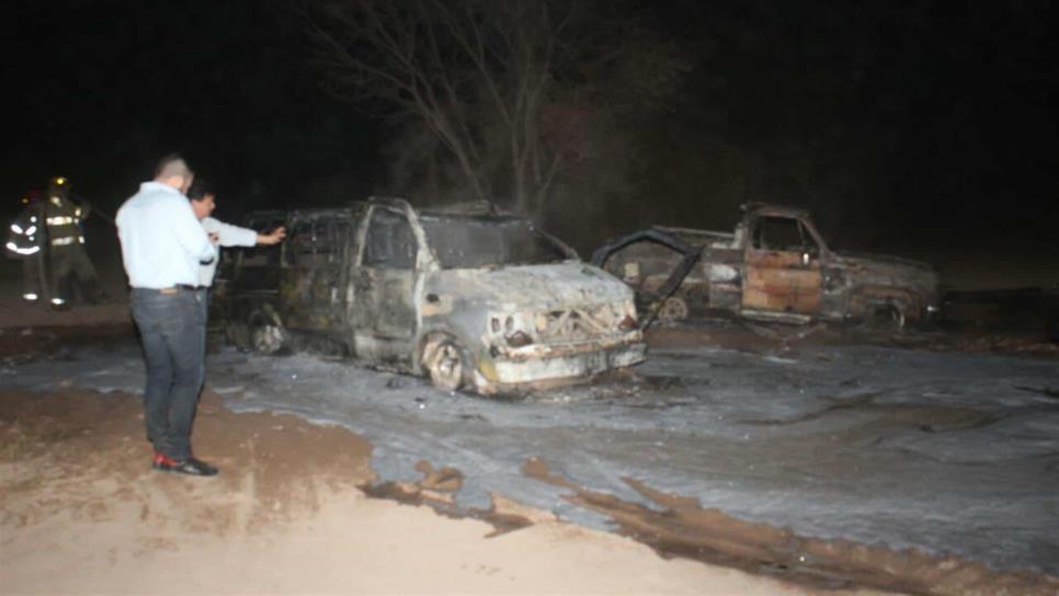 Robaban gasolina cuando ocurrió un incendio que quemó dos camionetas