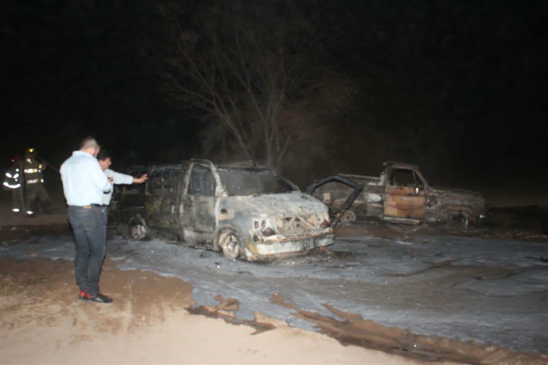 Robaban gasolina cuando ocurrió un incendio que quemó dos camionetas