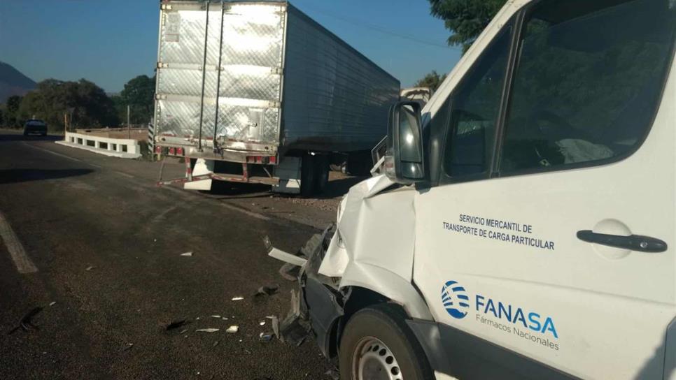 No alcanza a frenar y se impacta contra un tráiler