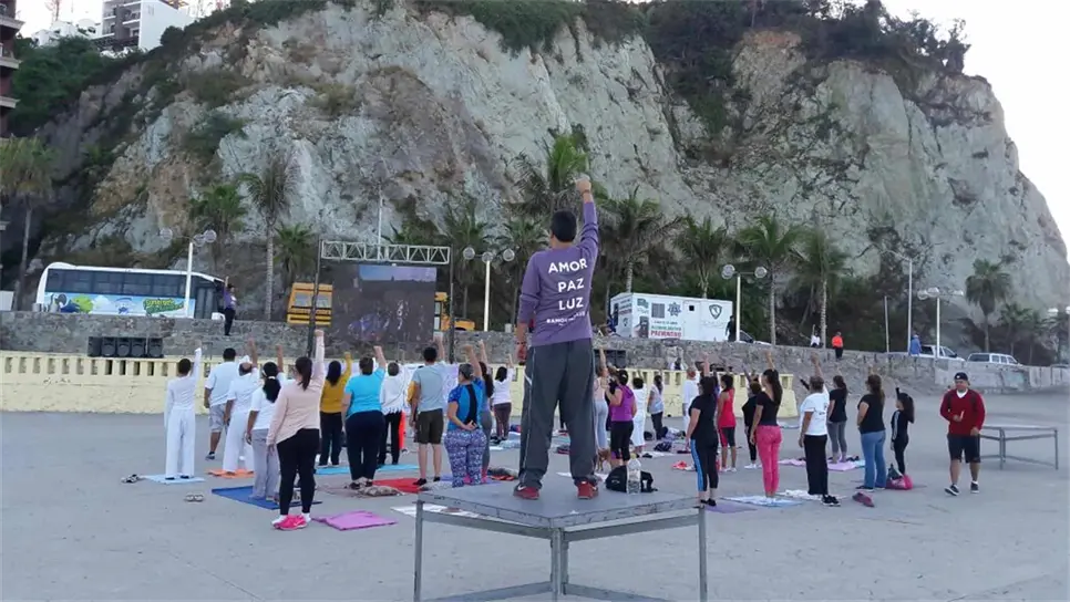Meditan mazatlecos por Amor, Paz y Luz