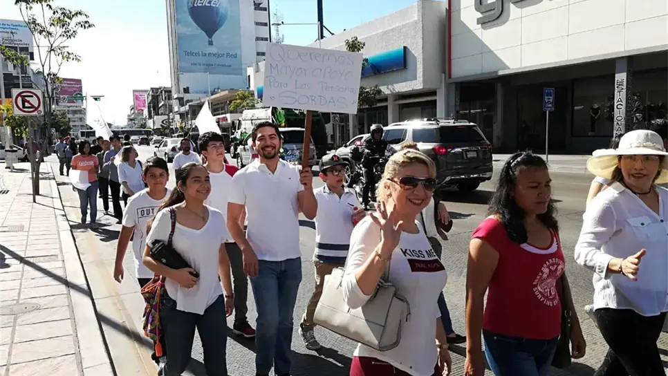 Marchan por el Día Nacional de las personas sordas