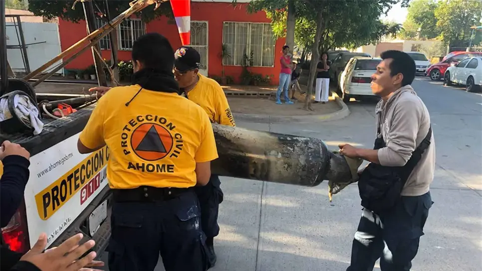 Elementos de Protección Civil sacan el cilindro de gas.