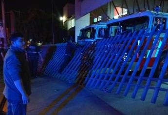 Joven se estrella contra estación de Bomberos Culiacán