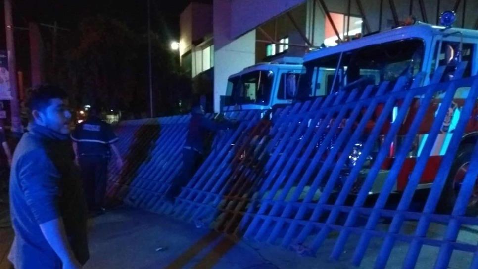 Joven se estrella contra estación de Bomberos Culiacán