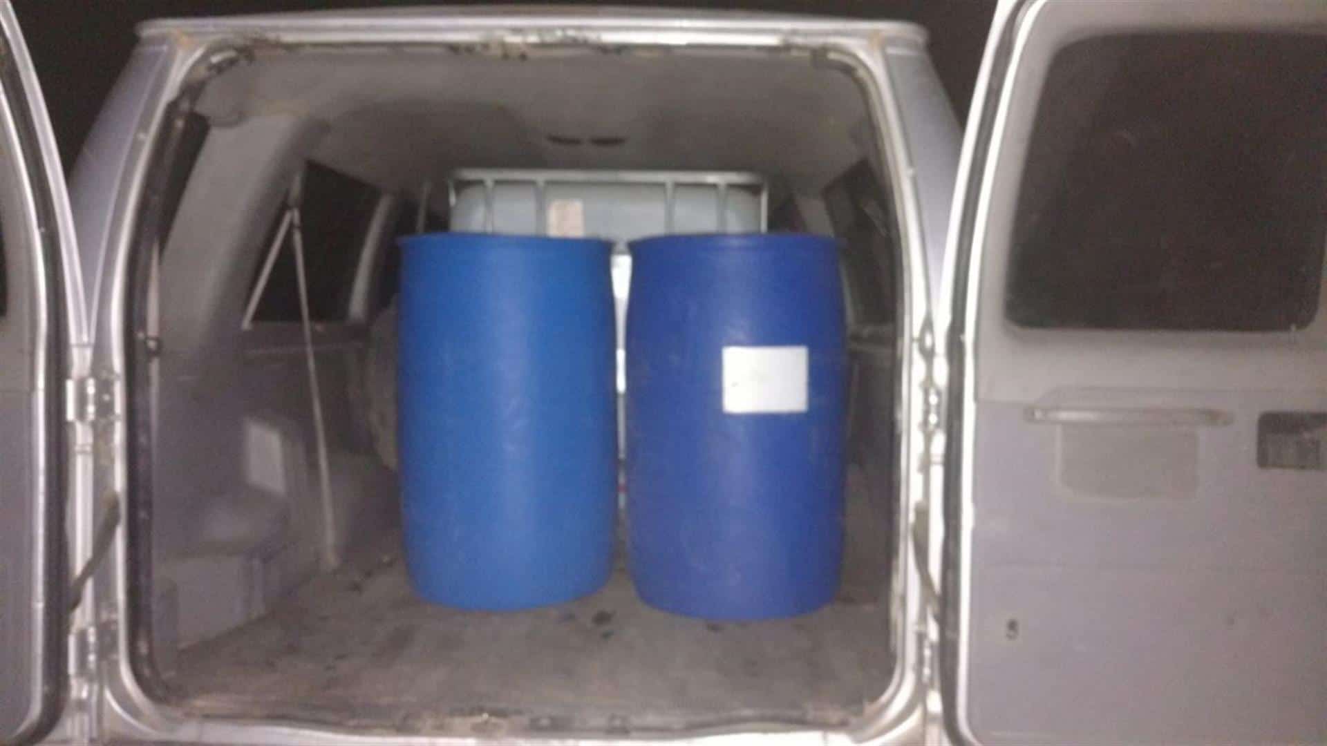 Dentro de las camionetas se encontraron los barriles.