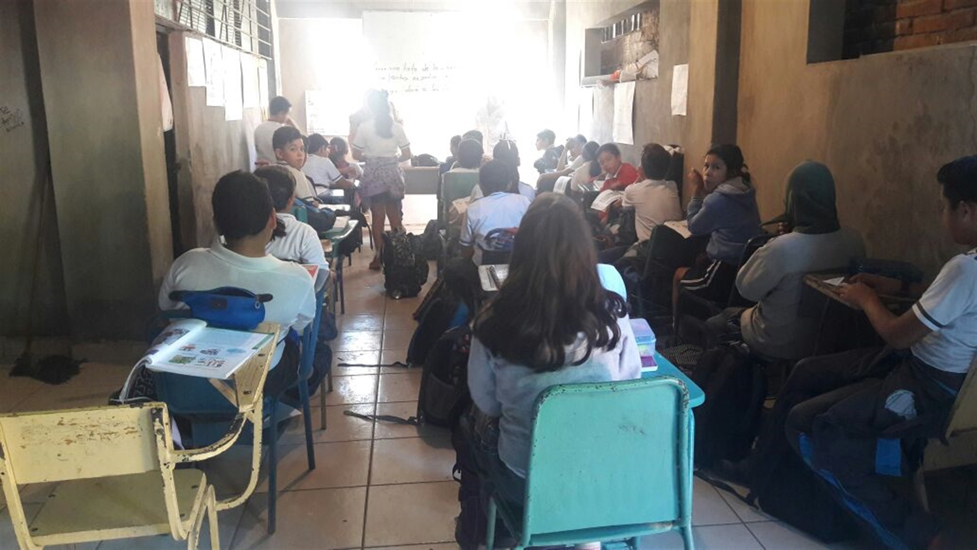 Los niños continúan tomando clases bajo las gradas.