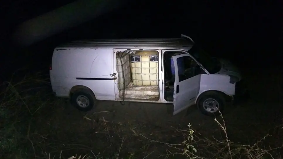En una camioneta tipo Van encontraron miles de litros de gasolina.