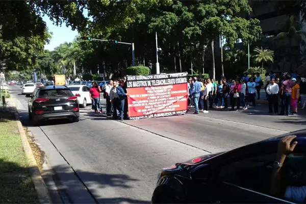 Bloquean calle maestros de telebachillerato